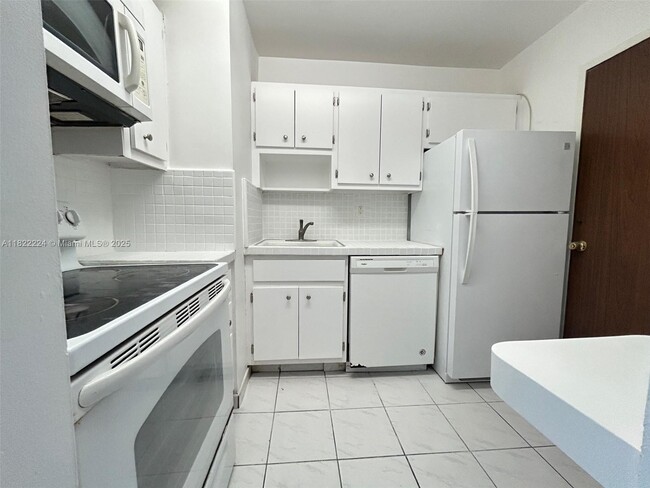 Building Photo - 2899 Collins Ave