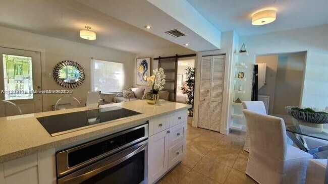 Foto del edificio - 827 NE 140th St