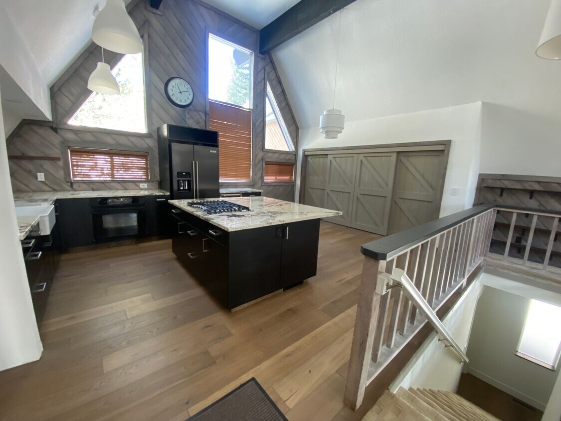 Foto principal - 3 bedroom, 2 bath home in Incline Village