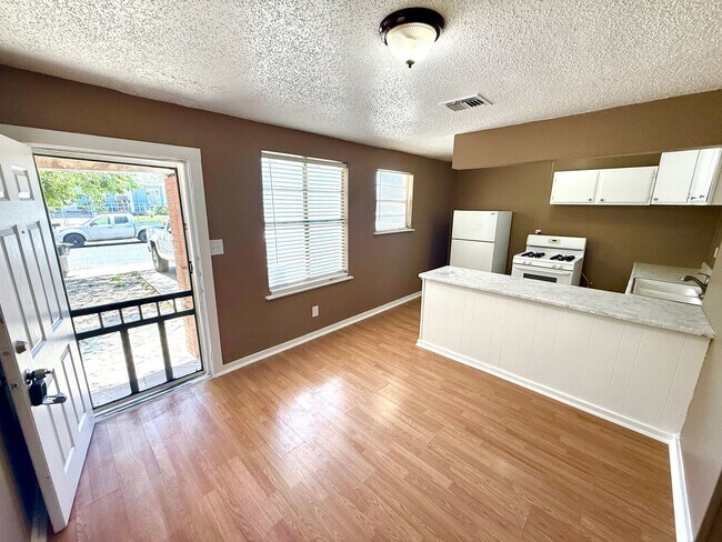 Foto del edificio - AVAILABLE NOW! 2 Bedroom / 1 Bath Duplex Near Brooks City Base!