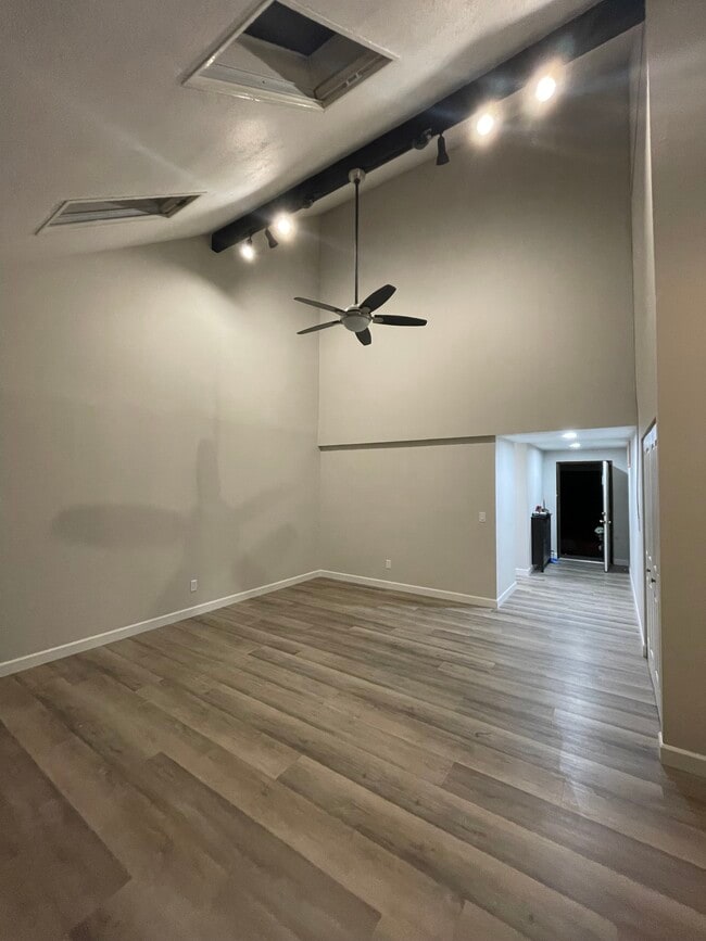 Living room with high ceiling - 14209 NE 63rd Ct
