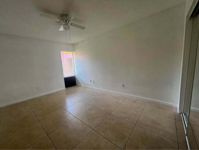 Foto del edificio - 5971 Forest Hill Blvd