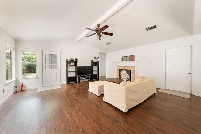 Foto del edificio - 12900 Coridan Dr