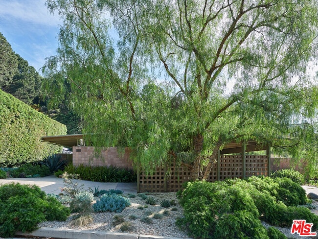 Foto del edificio - 8973 Wonderland Park Ave