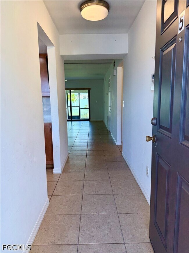 Foto del edificio - 1429 Cape Coral Pkwy W