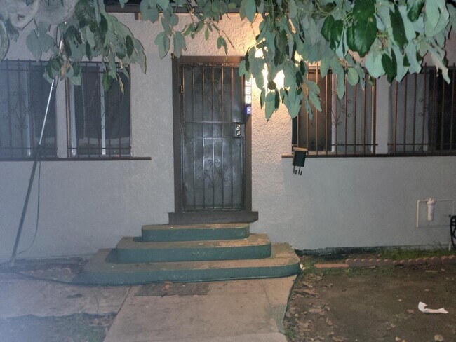 Building Photo - 337 E 84th Pl