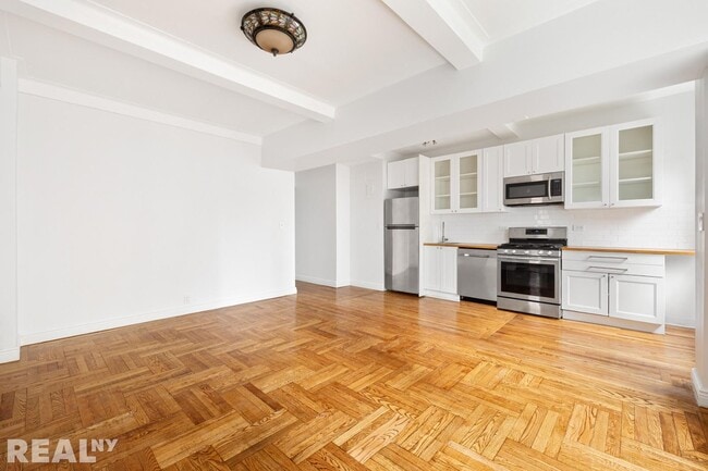 Building Photo - 433 W 34th St.