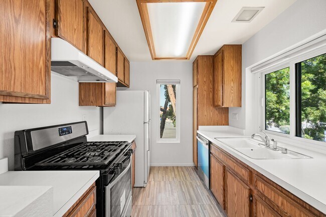 Foto del edificio - Bright & Spacious Mira Mesa Condo with Dual Primary Suites