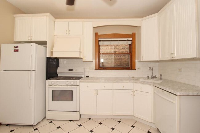 Building Photo - 5006 W Sunnyside Ave