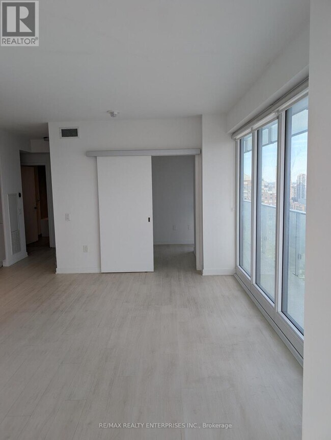 Photo du bâtiment - 3900 Confederation Pkwy