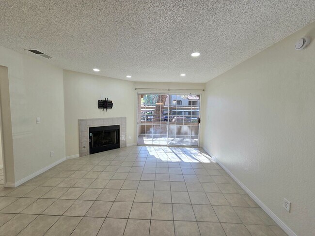 Foto del edificio - Spacious, Stylish Living in a Guard-Gated West Las Vegas Community in The Lakes with Resort-Style...