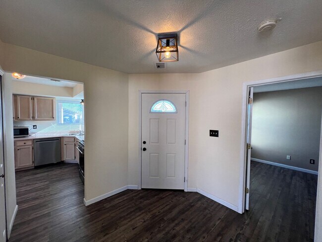 Building Photo - 2 Bedroom Single Story Home Available Near...