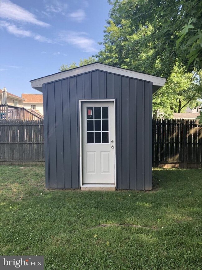Building Photo - 604 Shelter Cove St