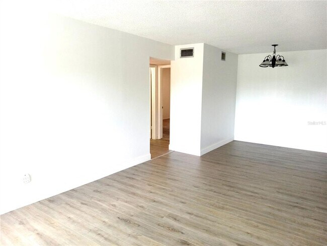 Foto del edificio - 2359 Finlandia Ln