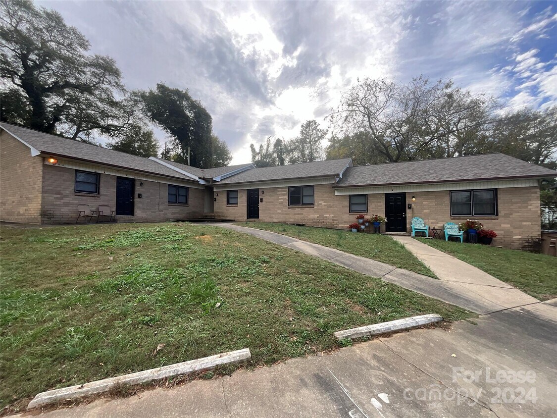 Primary Photo - 304 Palm St