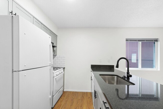 Foto del edificio - Immaculately Improved 2 Bedroom / 1 Bathroom Duplex & Immediately Available! - 50% Off One Full M...