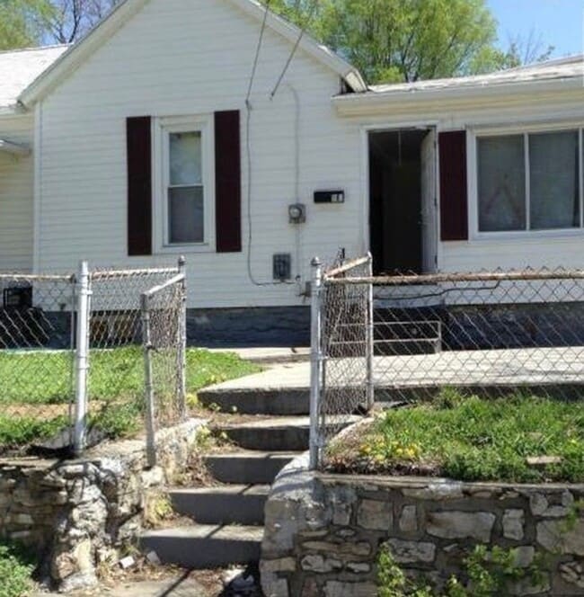 Building Photo - 107 Monroe Ave
