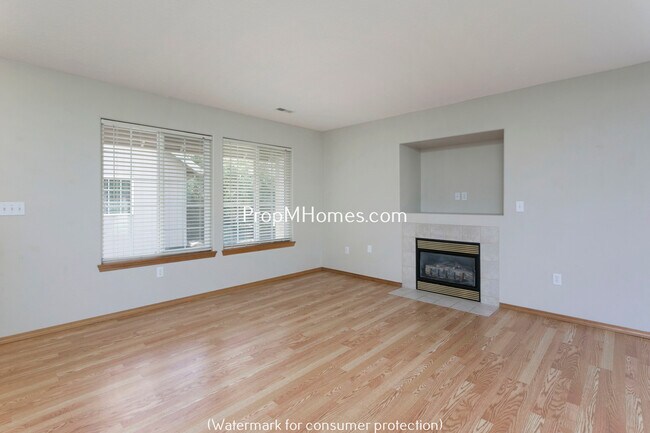 Building Photo - Spacious Three Bedroom Home in Oregon City...