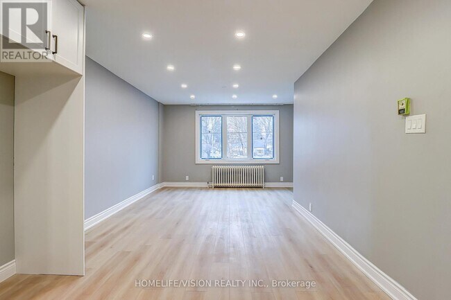 Photo du bâtiment - 2877 St Clair Ave E