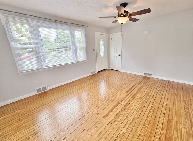 Building Photo - 3 Bed / 2 Bath Single Family Home