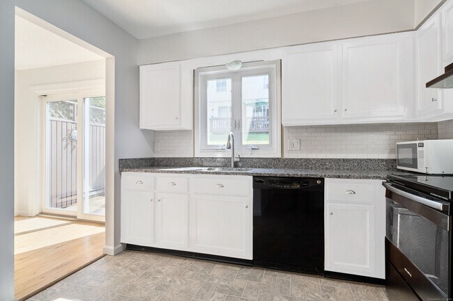 Building Photo - 20 Canterbury Ct