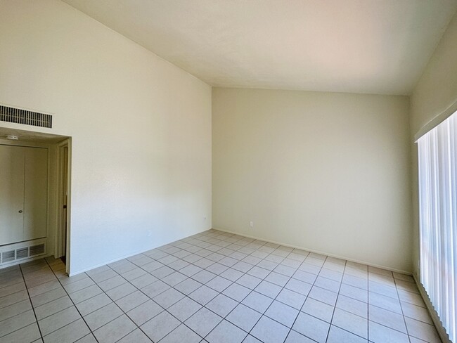 Foto del edificio - 3231 E Presidio Rd