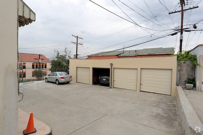 Building Photo - 334 N Mariposa Ave