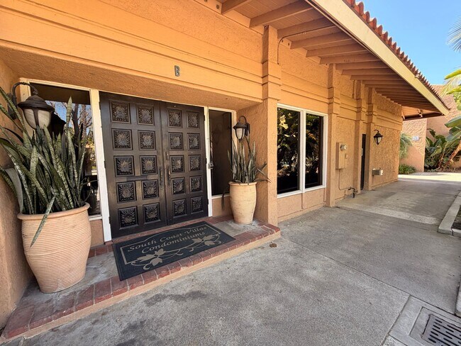 Foto del edificio - Updated 2 Bed, 2 Bathroom Condo For Rent w/ Parking! - South Coast Metro