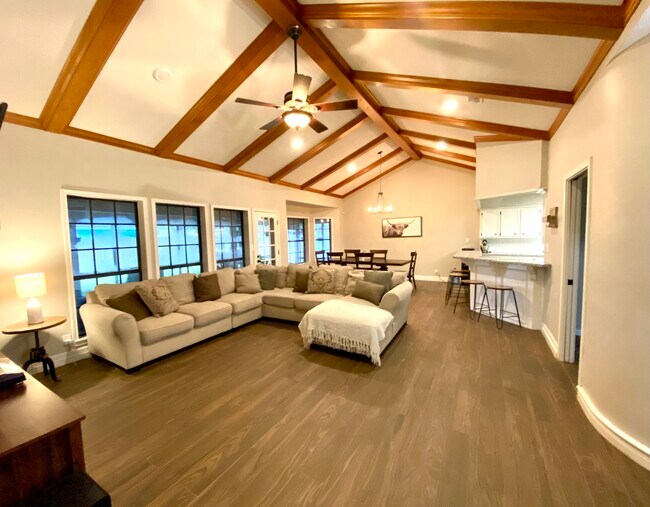 Foto del edificio - 5062 Lakeway Dr