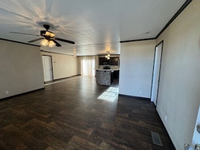 Building Photo - 3 bed 2 bath - available now