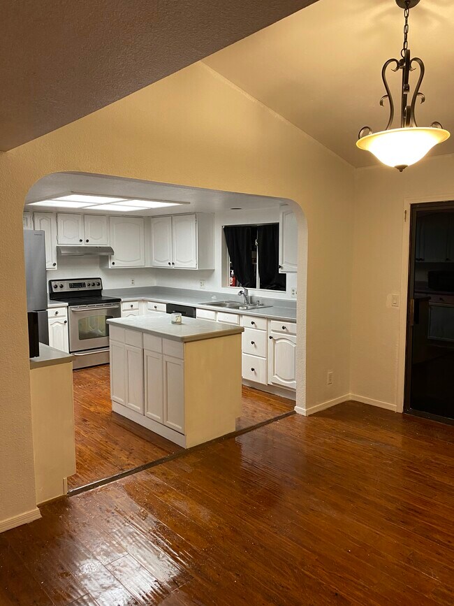 Building Photo - 1220 W Sea Crest Dr