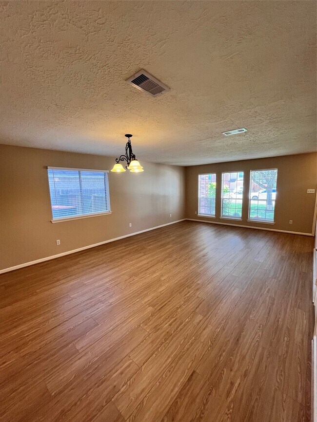 Foto del edificio - 16118 Cypress Valley Dr