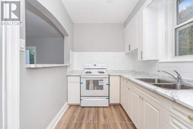 Building Photo - 486 Holtby Ave