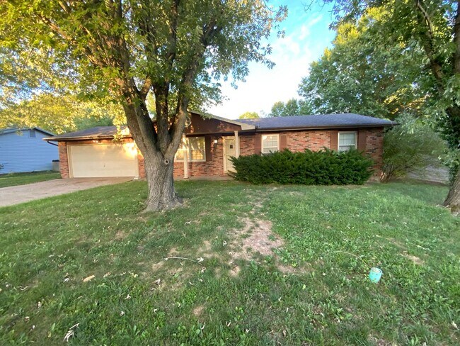 Foto del edificio - Large 4 Bedroom/3 Bath House with Basement!