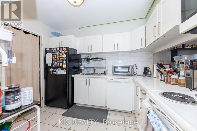 Photo du bâtiment - 238-1238 Albion Rd