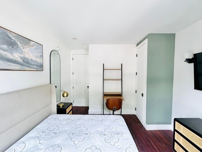 Foto del edificio - Furnished room/NOT APARTMENT
