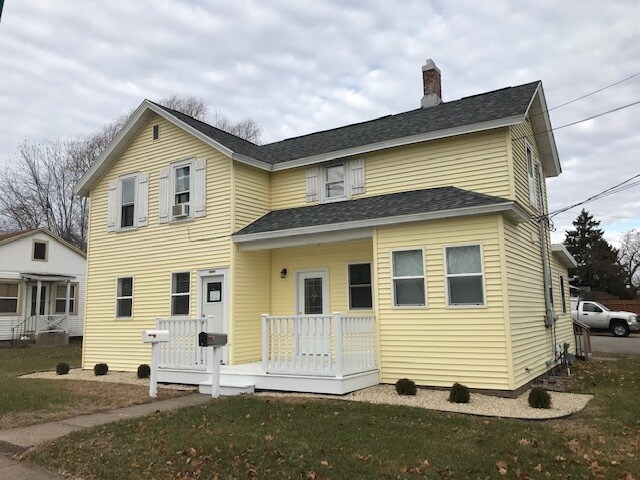 Building Photo - 1655 Green Bay St