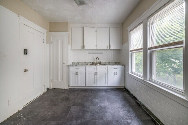 Building Photo - 12401 Parkhill Ave