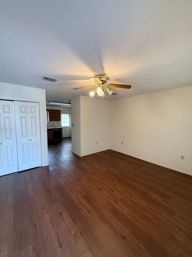 Foto del edificio - 312 E H Pl