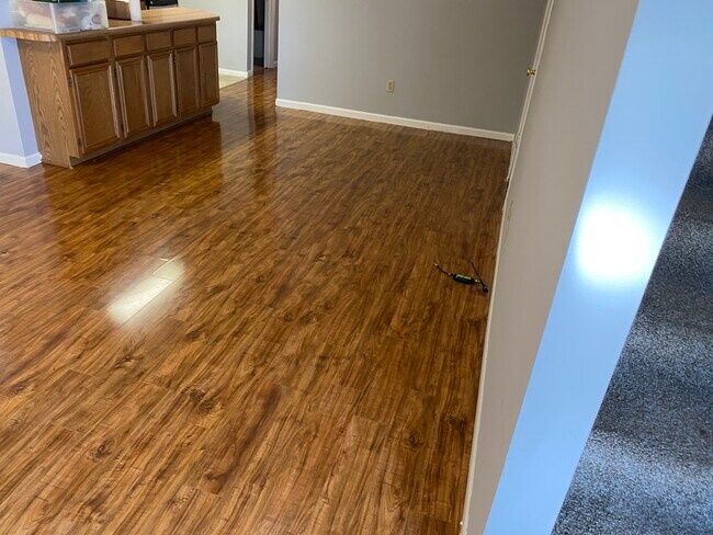 Salón - 2008 Countryhill Ln