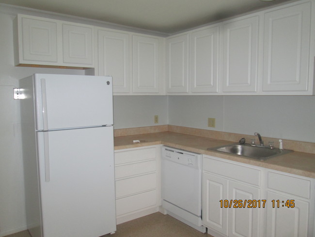 Upgraded kitchens with dishwasher - Fox Run Apartments