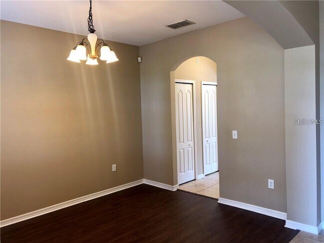 Foto del edificio - 7114 Five Oaks Dr