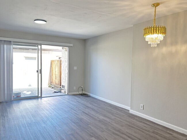 Foto del edificio - Move-in ready Evergreen townhome with private backyard, detached 2-car garage, and great communit...
