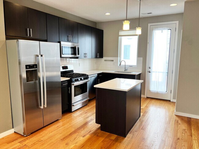 Foto del edificio - Luxury Slot-Style Town Home in the Heart of RiNo