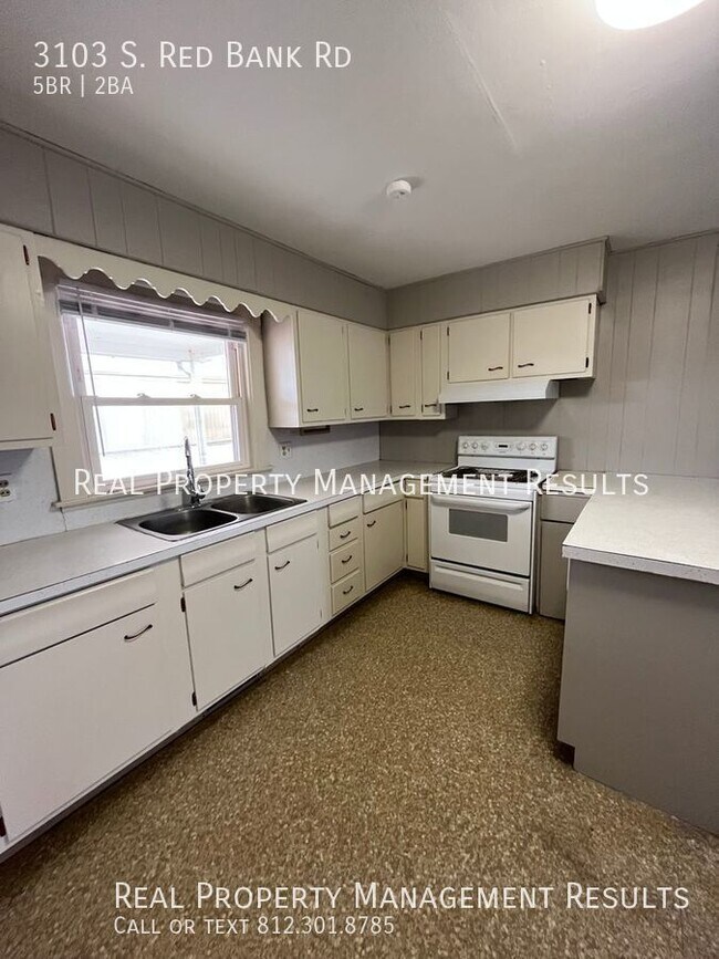 Building Photo - 5 bedroom/2 bath Farm house West side!