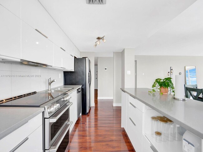 Building Photo - 18011 Biscayne Blvd