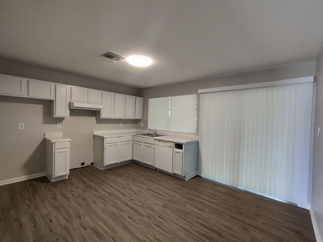 Foto del edificio - Northeast San Antonio 2 Bedroom 1 Bath Duplex