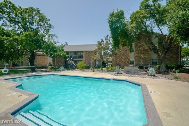 Foto del edificio - 2 br, 1 bath Condo - 1500 S Interstate 35 ...
