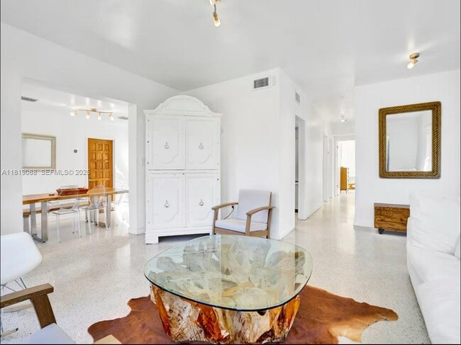 Building Photo - 7537 W Treasure Dr