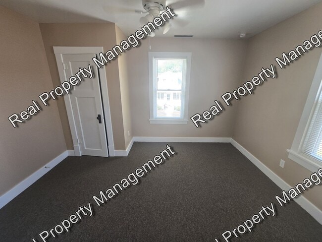 Building Photo - 128 S Jackson St